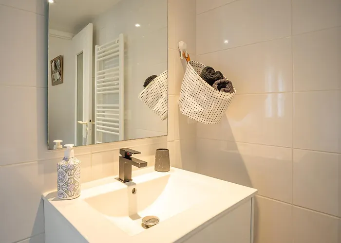 Apartment Le Spacieux Anatole, T3 Bis, Centre Narbonne