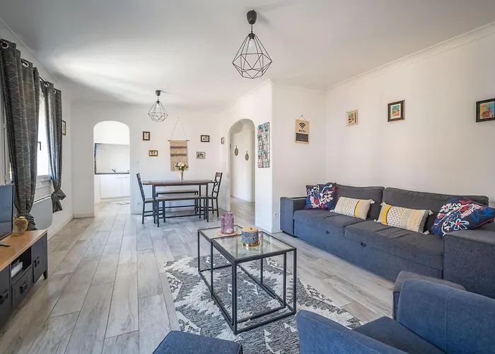 Apartment Le Spacieux Anatole, T3 Bis, Centre Narbonne